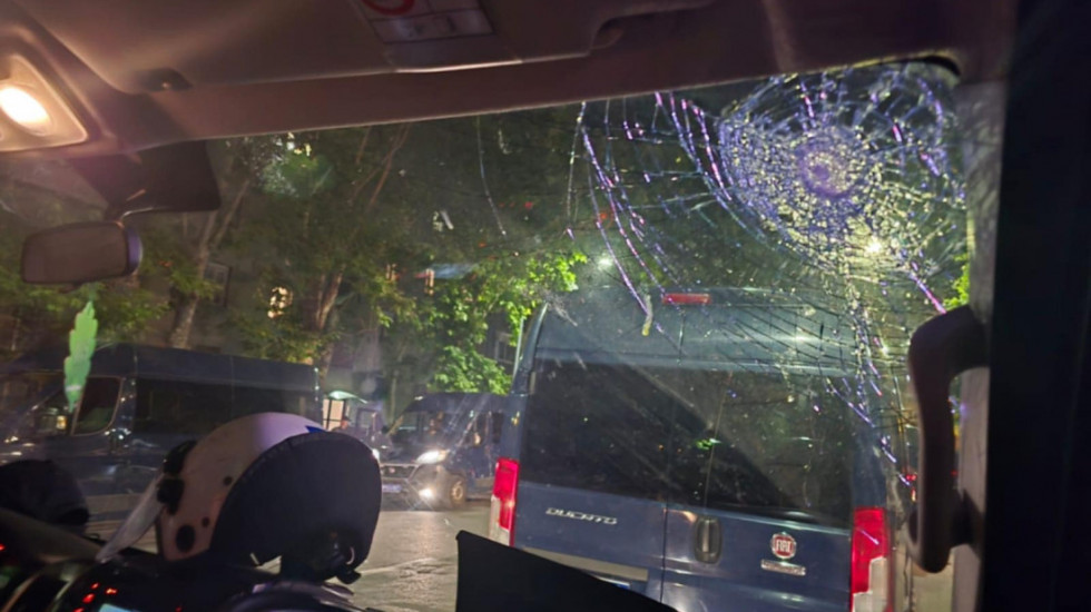Napad na policiju u Beogradu: Incident kod Vukovog spomenika, jedan službenik povređen (VIDEO)