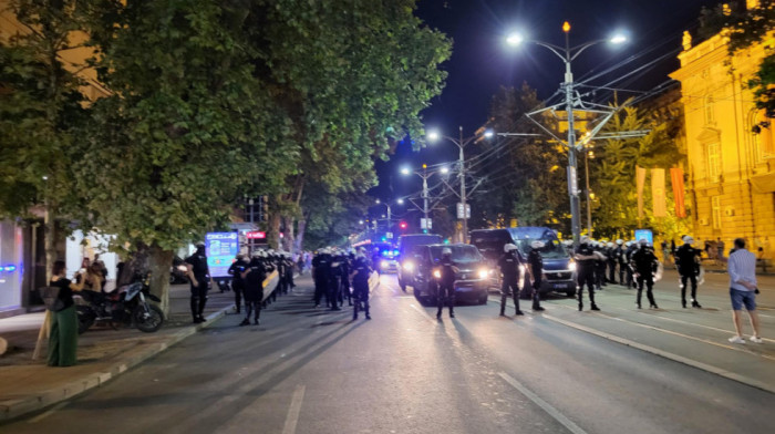 MUP: Sve blokade na teritoriji Srbije i Beograda uklonjene, povređena četiri policijska službenika
