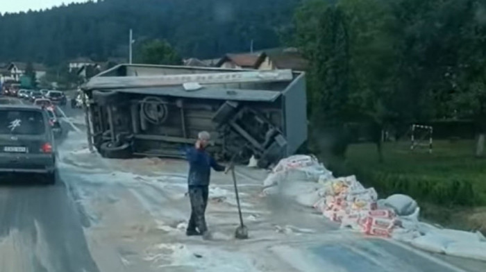 Stotine kilograma brašna završilo na putu nakon prevrtanja kamiona na putu Maglaj-Doboj