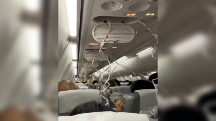 Drama na letu: Naglo spuštanje aviona prestravilo putnike, neki padali u nesvest