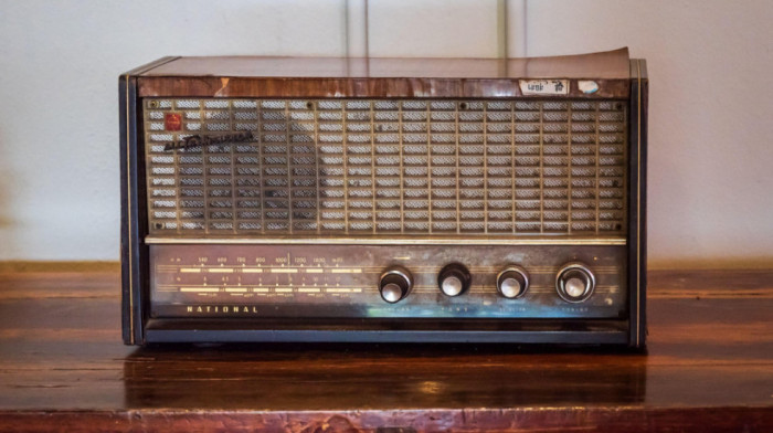 "Potkupljivica, seksofat" i motel": "Radio Sudnjeg dana" emitovao nove kodirane poruke