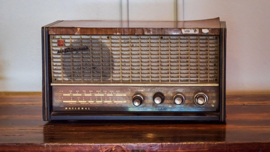 "Potkupljivica, seksofat" i motel": "Radio Sudnjeg dana" emitovao nove kodirane poruke