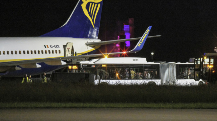 Zapalio se avion "Rajanera" u Palma de Majorci: Povređeno 18 osoba, putnici iskakali sa krila aviona