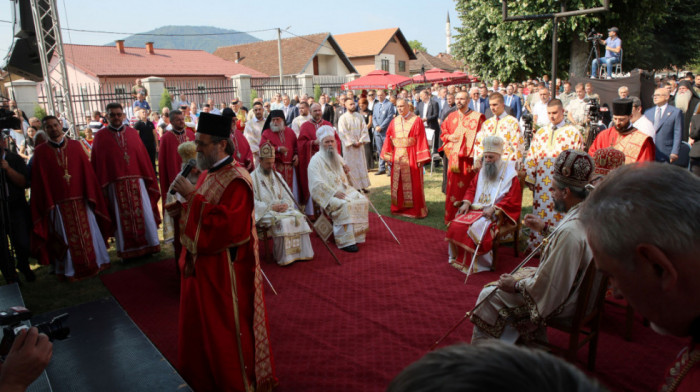 Tuga i sećanje u Bratuncu: Patrijarh Porfirije služio pomen ubijenim Srbima iz Podrinja i Birča