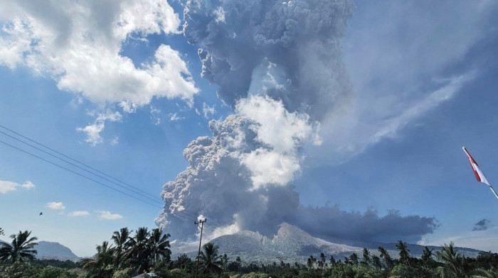 Erupcija vulkana u Indoneziji izbacila stub pepela 18 kilometara uvis, otkazano više letova za Bali