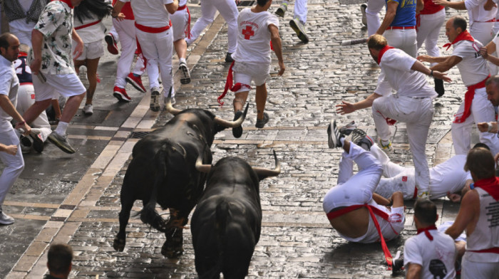 Počeo najsmrtonosniji festival na svetu: U Pamploni održana prva ovogodišnja trka sa bikovima (FOTO)