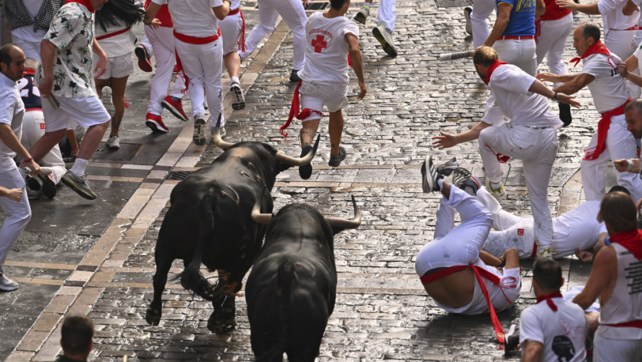 Počeo najsmrtonosniji festival na svetu: U Pamploni održana prva ovogodišnja trka sa bikovima (FOTO)