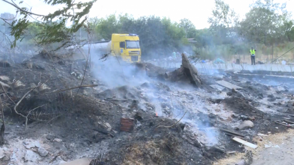 Veliki požar na Karaburmi kod Pančevačkog mosta, gore nisko rastinje, smeće i gume, vatrogasci na terenu