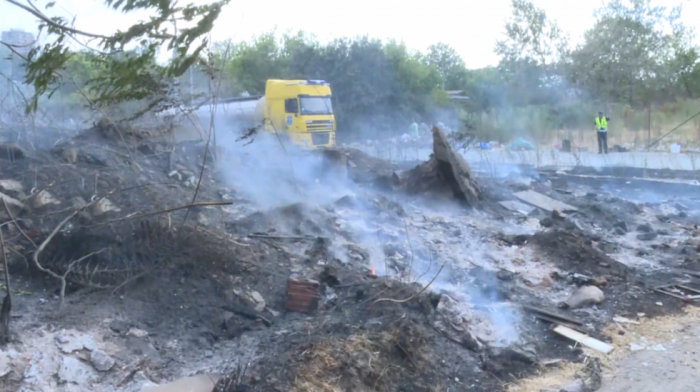 Veliki požar na Karaburmi kod Pančevačkog mosta, gore nisko rastinje, smeće i gume, vatrogasci na terenu