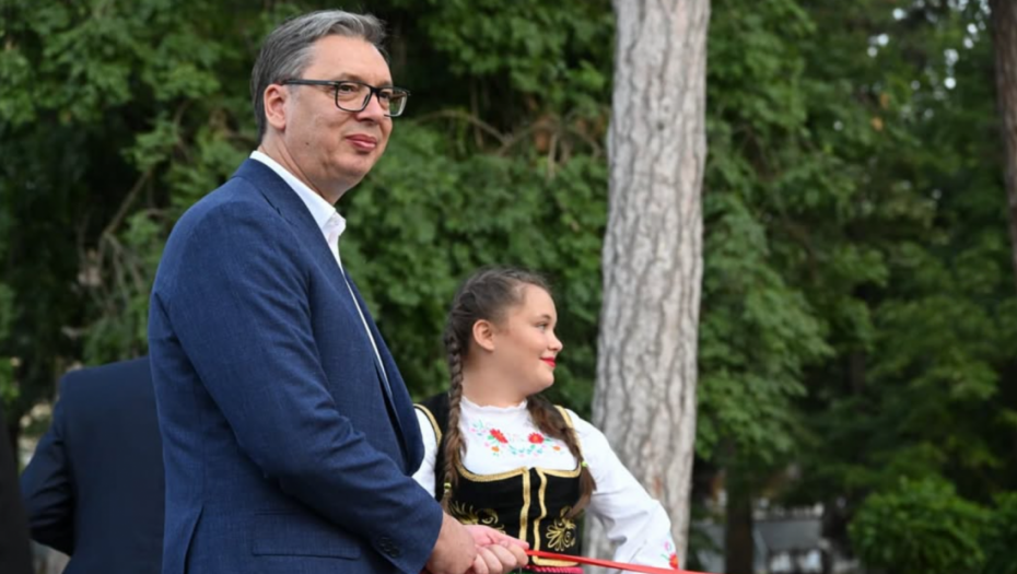 Vučić se sastao sa ruskim umetnikom Nikolajem Muhinom u Hramu Svetog Save