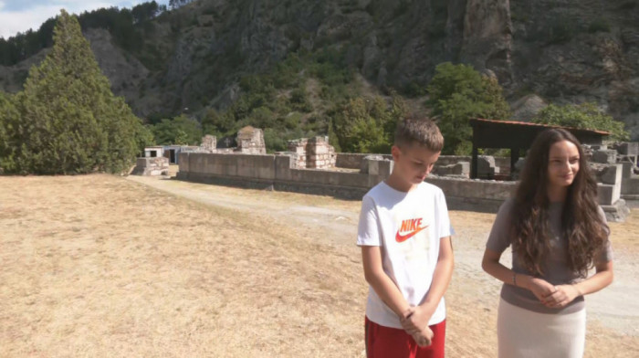 Svetoarhangelska škola u Prizrenu okuplja decu iz cele Srbije: Uz druženje i duhovnost uče kaligrafiju i istoriju