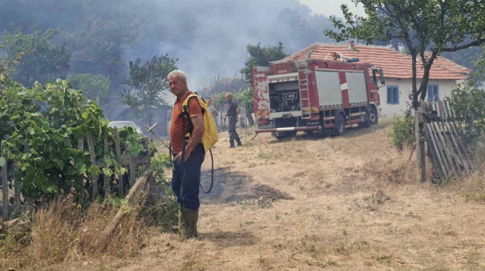 Štab za vanredne situacije opštine Kuršumlija uputio hitan apel volonterima da se uključe u gašenje požara