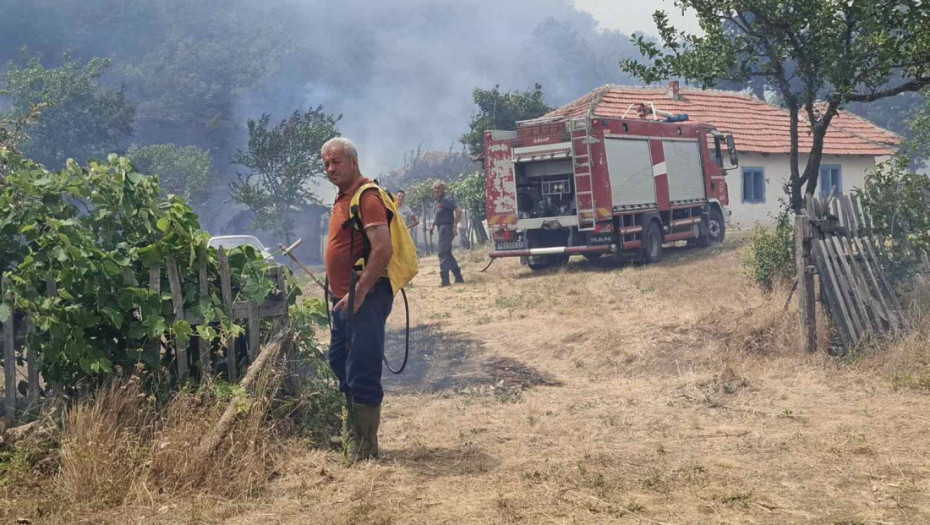 Štab za vanredne situacije opštine Kuršumlija uputio hitan apel volonterima da se uključe u gašenje požara