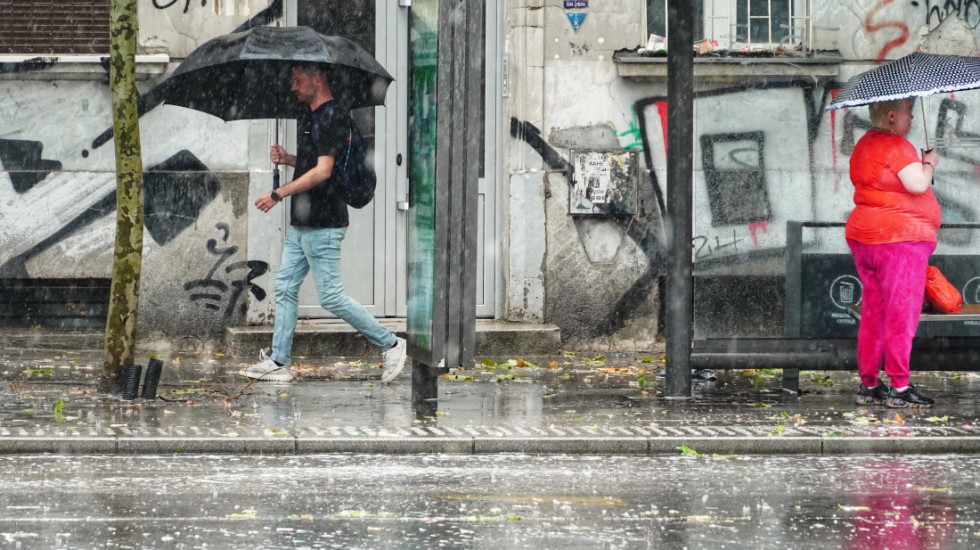 Stiglo nevreme u Srbiju: U Novom Sadu oluja lomila drveće, u Beogradu potop (VIDEO)