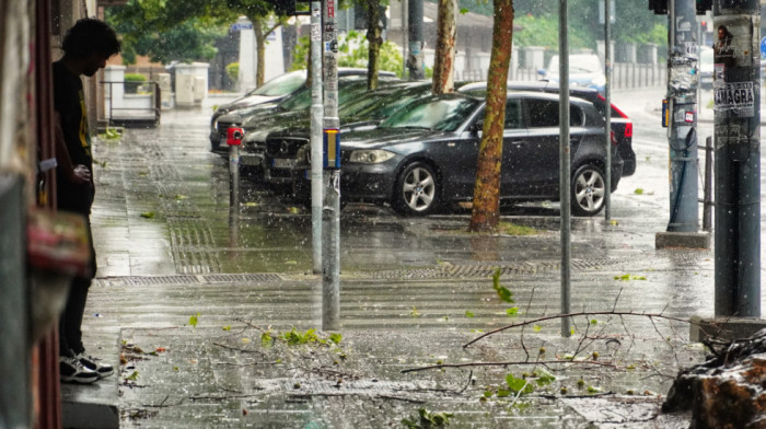 Posledice jučerašnje oluje tek treba da se utvrde - mogu li vozači da naplate štetu na automobilu?