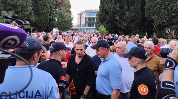 Sukobi ispred Vile Gorica u Podgorici: Policija sprečila građane da priđu dodeli Trinaestojulske nagrade
