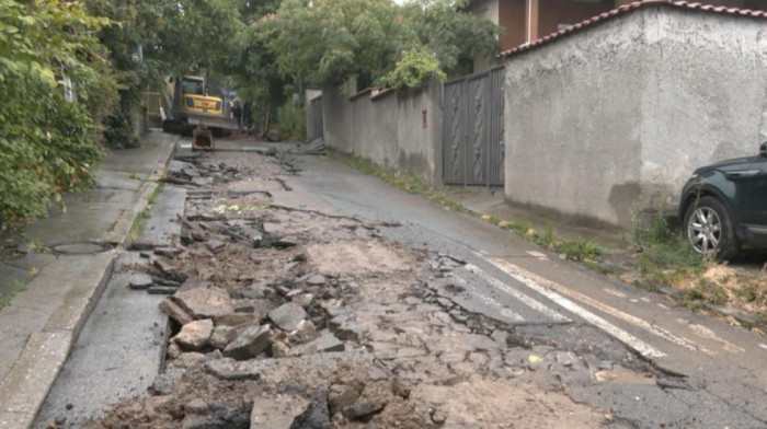 Nevreme odnelo asfalt na Dušanovcu: Ulica Miška Jovanovića zatvorena za saobraćaj, ekipe na terenu otklanjaju štetu