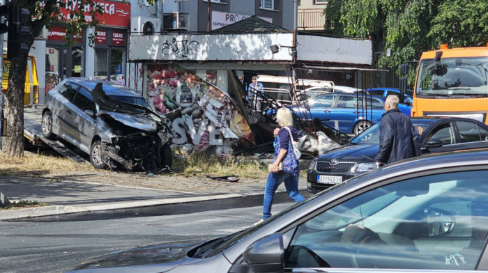 Prve fotografije sa mesta nesreće u Zemunu: Automobil udario u trafiku (VIDEO)