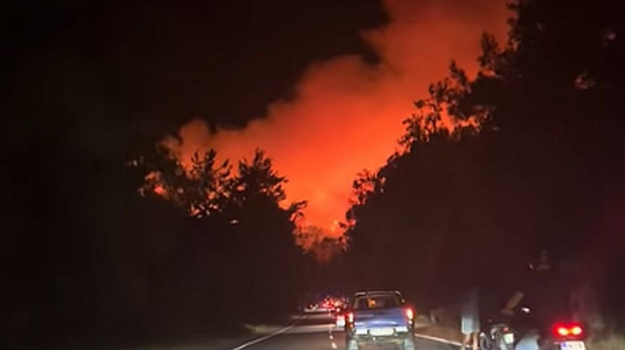 Teška situacija na Tasosu: Vetrovi ne olakšavaju gašenje požara, pola ostrva bez struje (VIDEO)