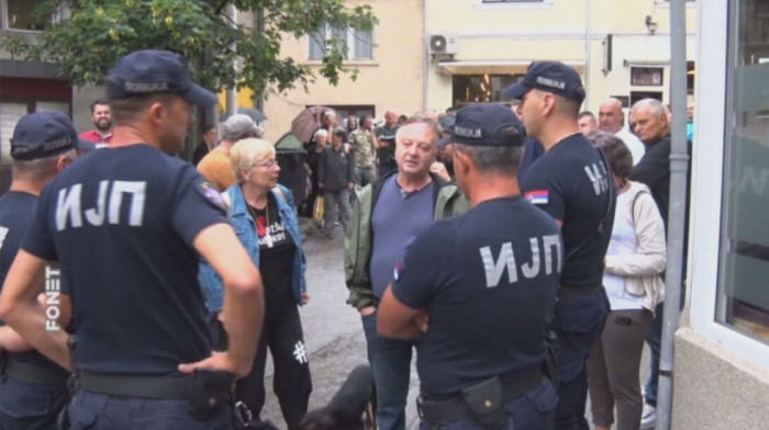 Novi protest u Užicu, građani blokirali zgradu suda i policije