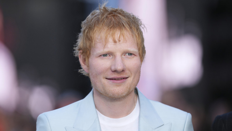 Ed Širan pokazao talenat i u likovnoj umetnosti: Slike pop muzičara na humanitarnoj izložbi