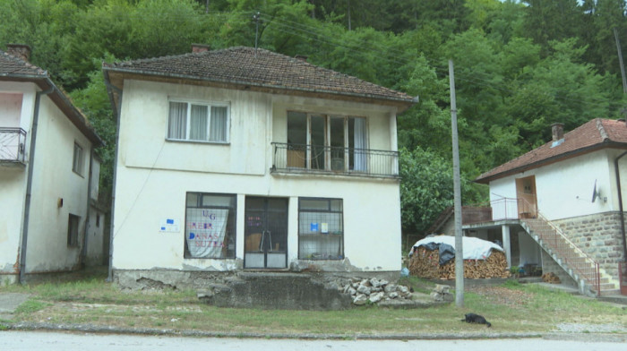 Peroni bez putnika, bašte bez gostiju: Život u Srebrenici 30 godina kasnije