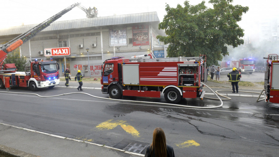 Lokalizovan požar u Mirijevu koji je zahvatio magacin prodavnice ( FOTO)