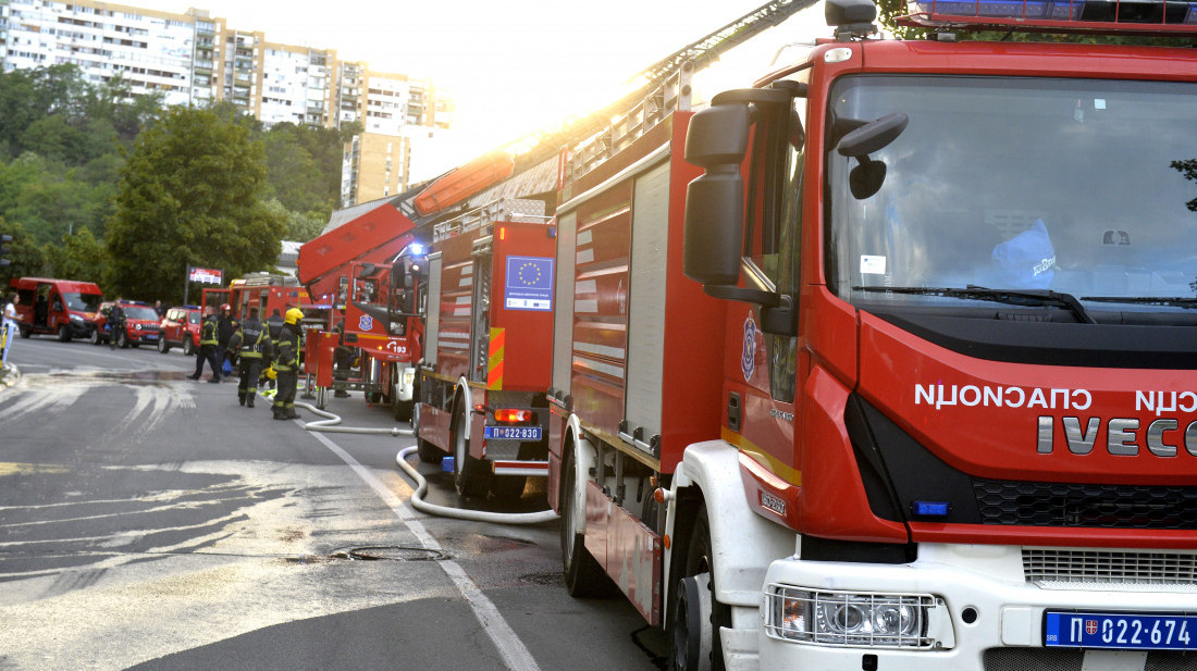 Požar na Lazarevačkom drumu, gorele barake - jedna osoba stradala