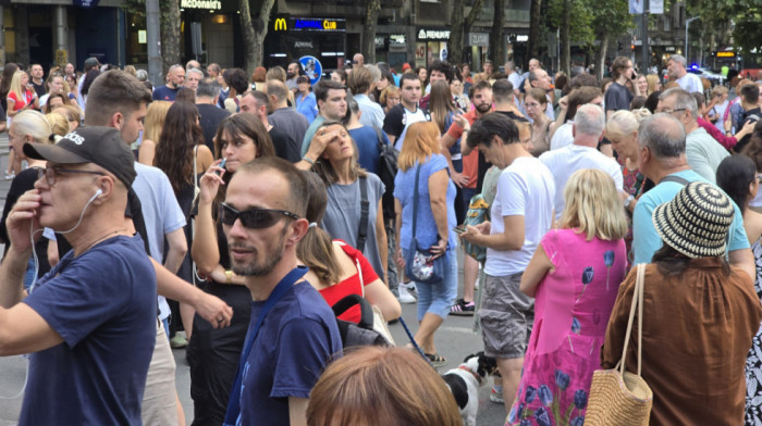 U Beogradu i večeras blokade: Protest ispred Pravnog fakulteta, održana šetnja preko Brankovog mosta