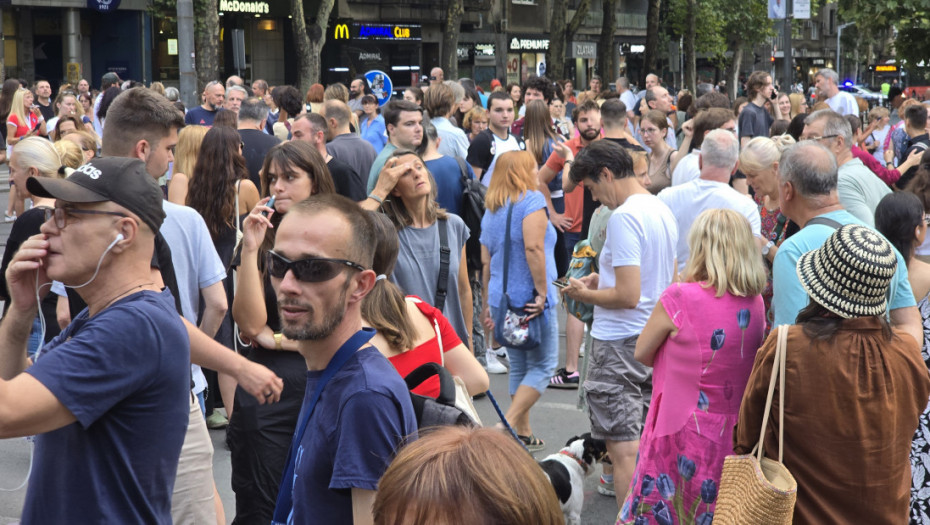 U Beogradu i večeras blokade: Protest ispred Pravnog fakulteta, održana šetnja preko Brankovog mosta