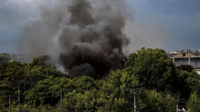 Veliki požar u Milanu: Plamen zahvatio naselje u Via Bonfardini,  gust dim prekrio južni deo grada