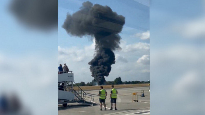 Drama na aerodromu Sauthend u Londonu: Avion pao i eksplodirao, hitne službe na terenu, ne zna se broj putnika (VIDEO)