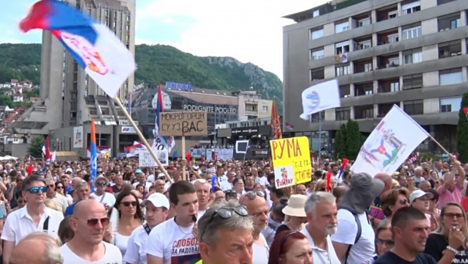 Protest u Užicu: Blokirana magistrala prema Zlatiboru koja vodi ka Crnoj Gori, okupljenima se obratio rektor Đokić