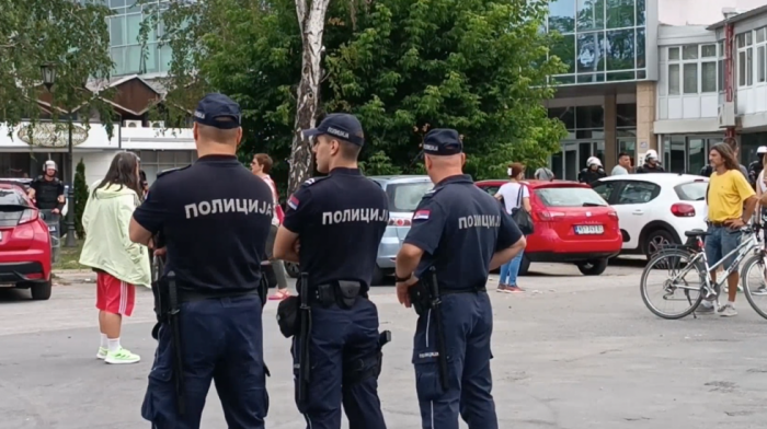 Deo studenata i građana i jutros pokušava da spreče ispitni rok Pravnog na Novosadskom sajmu, prisutna policija