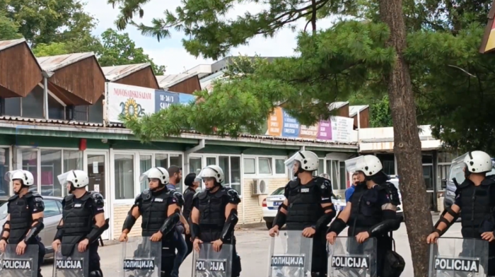 Studenti u blokadi ispred Novosadskog sajma: Pokušavaju da spreče ispit na Pravnom fakultetu, stigla i policija