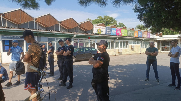 Deo studenata i građana i jutros pokušava da spreče ispitni rok Pravnog na Novosadskom sajmu, prisutna policija