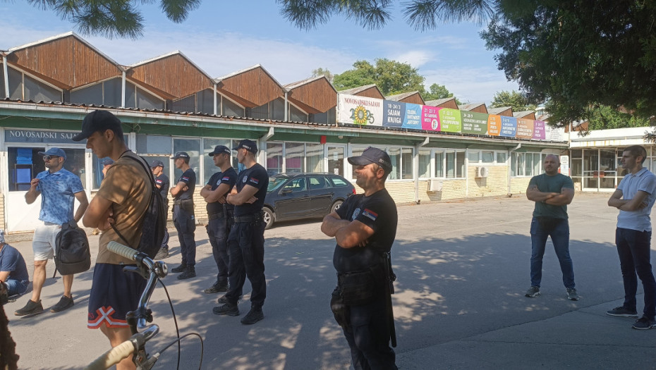 Deo studenata i građana i jutros pokušava da spreče ispitni rok Pravnog na Novosadskom sajmu, prisutna policija