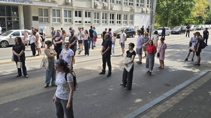 Policija sprečila blokadu ulice ispred VIŠER-a: Studenti kažu da su dve osobe privedene