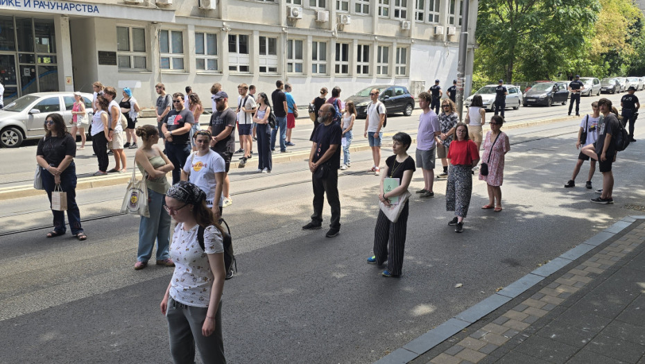 Policija sprečila blokadu ulice ispred VIŠER-a: Studenti kažu da su dve osobe privedene