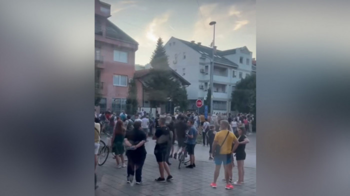 Protest na adresi Miloša Vučevića: Studenti u blokadi se okupili u Novom Sadu, lider SNS poručio da će se jače boriti