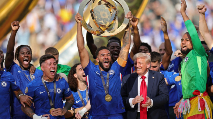 Donald Tramp se pohvalio: Fudbaleri Čelsija odneli u Englesku kopiju trofeja Mundijallta