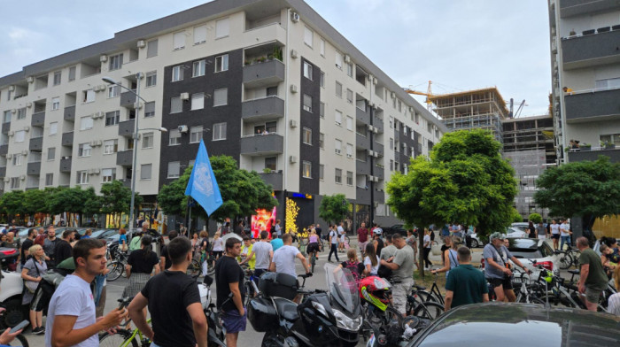 Protest u Novom Sadu: Demonstranti se okupili ispred zgrade gradonačelnika Mićina (FOTO)
