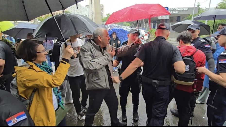 Pokušaj blokade kod Sajma, policija privela nekoliko osoba, Uprava tvrdi da nije počelo rušenje
