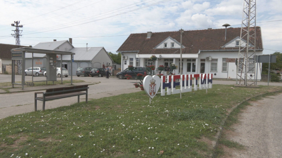 Meštani Neština i Vizića čekaju prva odobrenja za olakšan prelazak granice, blokada i dalje traje