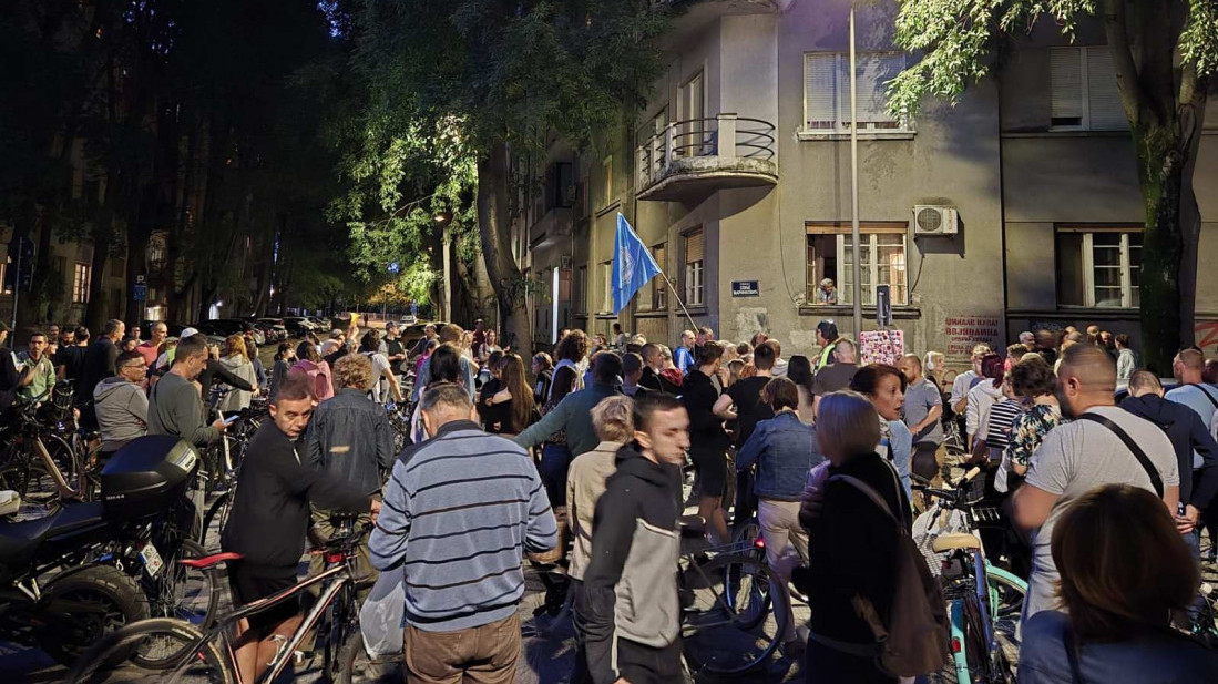 Nastavljen protest u Novom Sadu: Demonstranti se okupili ispred zgrade rektora Madića, pa krenuli ka stanu Maje Gojković