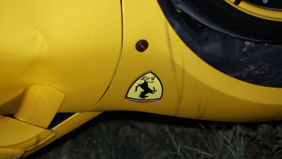 Kod Preljine se prevrnuo kamion sa prikolicom na kojoj su bili luksuzni automobili