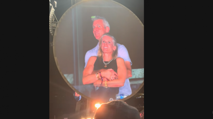 Slučajni video sa koncerta Coldplay postao viralan: Oženjeni biznis lider uhvaćen u zagrljaju sa koleginicom