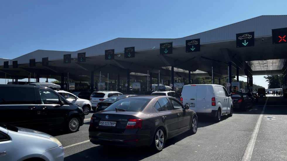 Ogromne gužve na izlazu iz Srbije: Na ovom graničnom prelazu vozači čekaju četiri sata