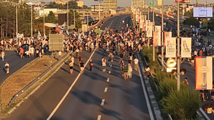 Studenti u blokadi i zborovi građana blokirali most Gazela u oba smera