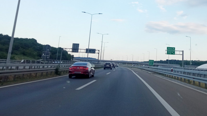 Svi putevi u Srbiji prohodni i bez snega, magla na više putnih pravaca, ponegde poledica